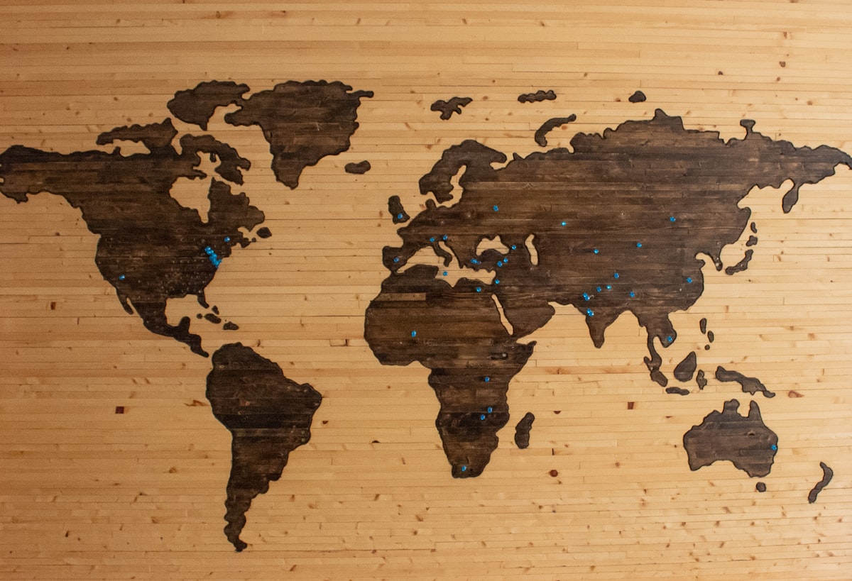 GeoGuessr Master Guide: Essential Metas, Road Markings, Bollards & Pro Sleuthing Tips